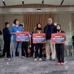 Wali Kota Bandung, saat membagikan hadiah kepada para pemenang.