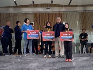 Wali Kota Bandung, saat membagikan hadiah kepada para pemenang.