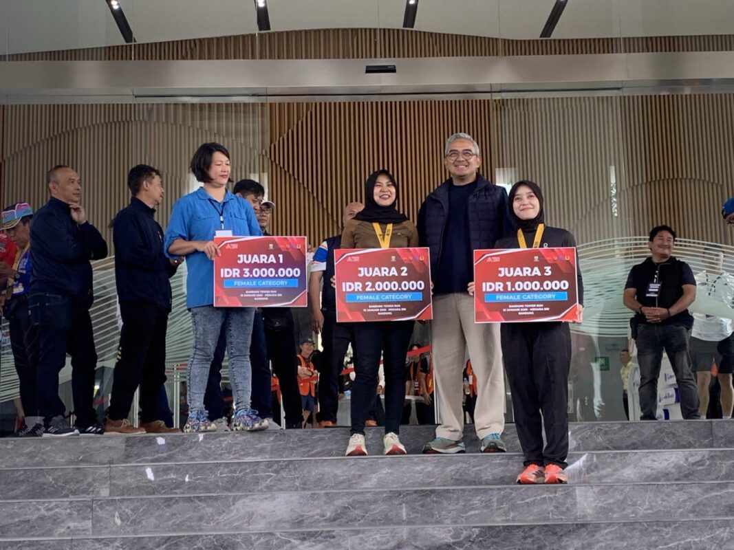 Wali Kota Bandung, saat membagikan hadiah kepada para pemenang.