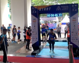 Momen salah satu pelari yang berada di garis start di Menara BRI Bandung pada Minggu (18/1/2026).