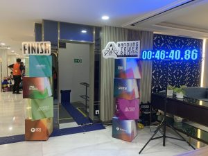 Garis finish untuk para pelari yang berhasil menaiki ribuan tangga sebanyak 16 lantai di Menara BRI Bandung pada Minggu (18/1/2026).