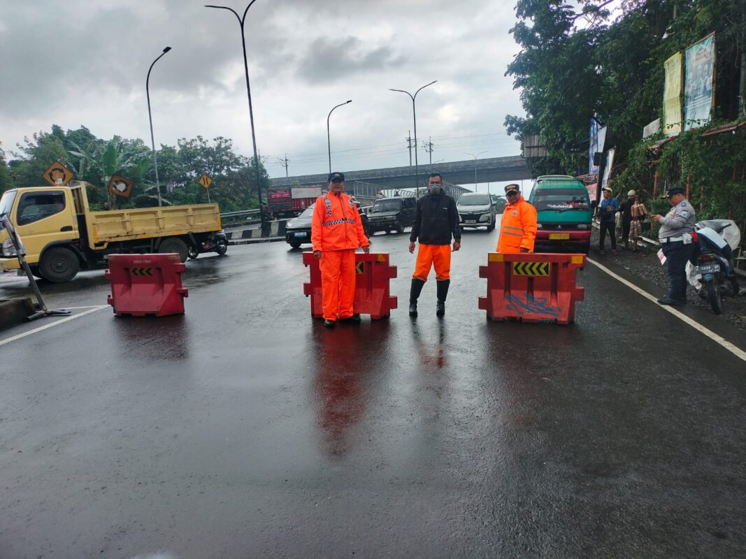 Dishub Kota Cimahi Bantu Evakuasi Korban Banjir Di Kelurahan Karangmekar.