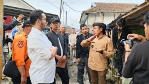 Jeje Ritjie Respon Cepat Kunjungi Warga Terdampak Longsor Di Desa Kertawangi.