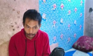 Deni, orang tua korban tersengat listrik PJG Cibeureum.