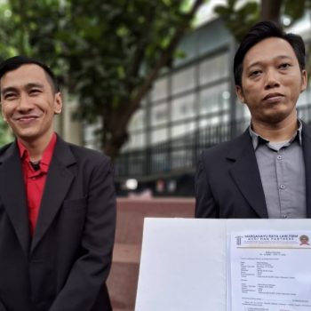 Kuasa Hukum Korban, Audirahman, S.H. saat diwawancarai media di Pemkot Cimahi usai layangkan somasi.