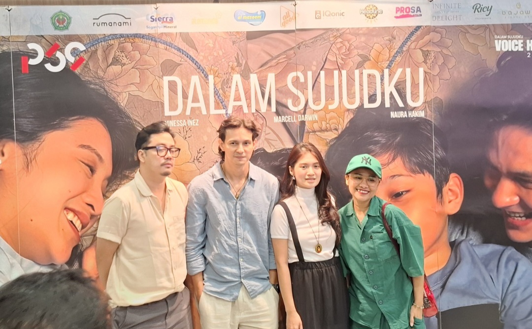 Para aktor dan aktris pemain film 'Dalam Sujudku' usai screnning, Press Conference serta Meet and Great di Auditorium Unjani.