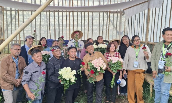 Foro bersama : Steve Ewon bersama para tamu dari 4 Negara