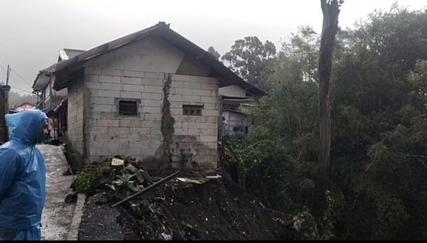 Cuaca Ekstrim, Longsor Juga Terjadi di Desa Kertawangi