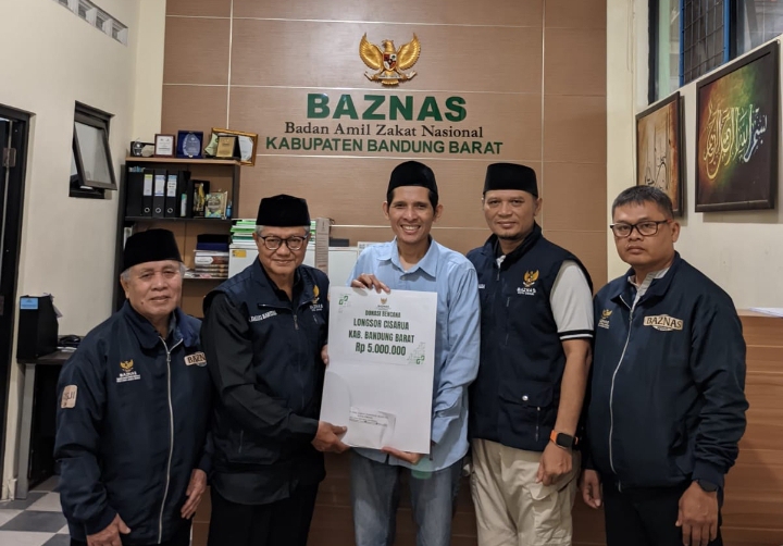 Merajut Harapan di Pasirlangu, Baznas Kota Cimahi Salurkan Bantuan bagi Korban Longsor