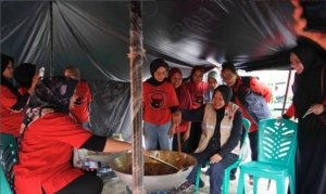 Risma Turun Tangan Masak Rendang untuk Korban Banjir Agam 7