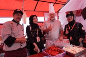Chef Prancis David Cailleba Turun Langsung Masak di Dapur Darurat Longsor Pasirlangu Bandung Barat