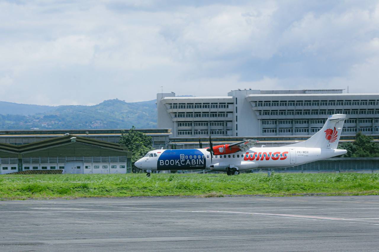 Bandara Husein Sastranegara kembali menunjukkan geliat kebangkitan setelah penerbangan perdana rute Bandung–Yogyakarta International Airport (YIA) resmi mengudara pada Rabu, 11 Februari 2026.