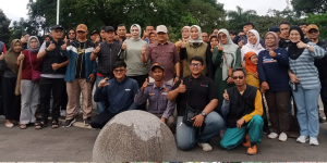Ka‎dishub Kota Cimahi Selaku Binwil Karangmekar Bersama Lurah Gelar Aksi Beberesih Drainase