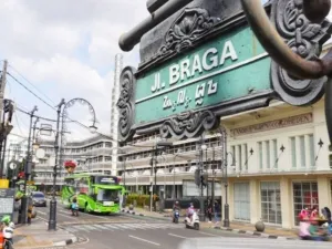 Rekomendasi Tempat Ngabuburit Hits dan Seru di Bandung: Braga Street (foto/travelkompas).