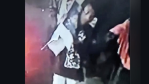 Viral Video Pria Diduga Bawa Mayat Terekam CCTV, Polisi Masih Selidiki (foto: Istimewa)