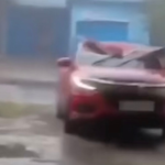 Ngeri! Mobil Tertimpa Seng Saat Badai, Penumpang Selamat (foto: istimewa)