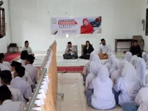 Diah Fitri Maryani Kenalkan Pendidikan Demokrasi Berbasis Syura kepada Siswa MA Bina Insan Qur’ani Susukan