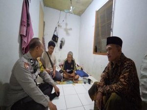 Permintaan maaf pihak warung bakso kepada kakek pensiunan guru (foto/detiknews).