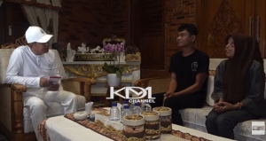 Sebuah video pernikahan sepasang sejoli asal Garut mendadak viral dan menyita perhatian banyak warganet.