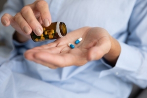 7 Cara Minum Obat Saat Puasa yang Aman dan Tidak Membatalkan, Wajib Tahu!