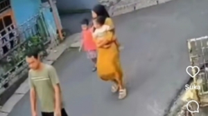 Viral Video Pasutri Curi Paket Kurir Sambil Bawa Anak (foto: Istimewa)