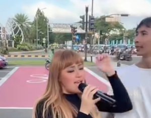 Viral Video Pinkan Mambo Ngamen di Jalan, Ini Alasannya (foto: istimewa)