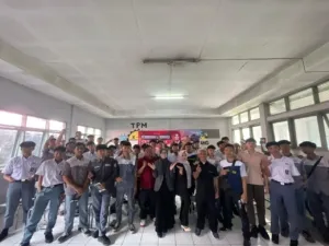 Ineu Purwadewi Tekankan Pentingnya Generasi Muda Melek Demokrasi di SMK Pemuda 2 Sumedang