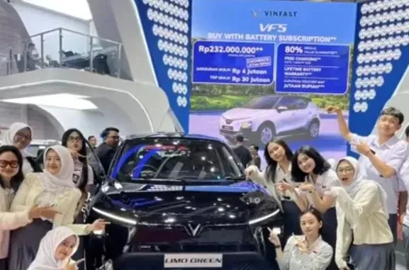 Viral Siswa Hadiahi Mobil ke Guru Pakai Uang Kas, Netizen Terharu! (foto: istimewa)