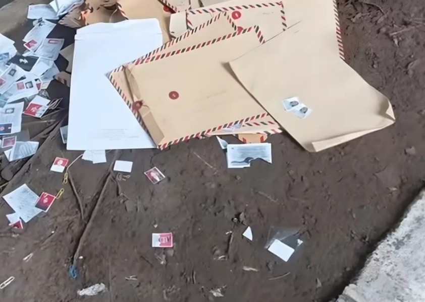 Viral Lamaran Kerja Dibuang Sembarangan, Netizen: Miris!