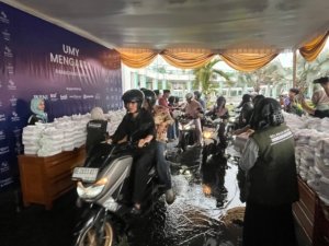 Suasana pembagian takjil gratis di Universitas Muhammadiyah Yogyakarta, Bantul, DIY, Rabu (18/2/2026) sore.