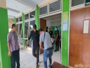 Evakuasi Remaja Tewas Tertabrak Kereta Argo Merbabu (foto/detikjateng).