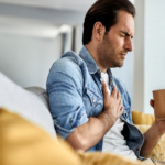 Ilustrasi Rasa Nyeri Dada Akibat GERD atau Serangan Jantung (sumber/Freepik).