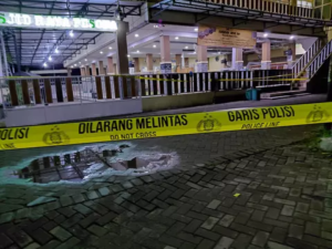 Ledakan misterius terjadi di sebuah masjid yang berada di kawasan Perumahan Pesona Regency, Kecamatan Patrang, Kabupaten Jember, pada Senin malam (16/3).