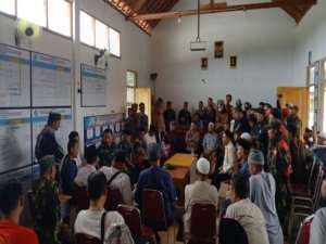 Sesi mediasi di Desa Kedungwinong, Kec. Nguter, Kab. Sukoharjo terkait kejadian salat Id di Sukoharjo dibubarkan (foto/websitesangpencerah).