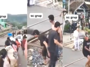 Tangkapan layar warga blokir rel kereta di Bandar Lampung.