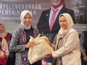 Ineu Purwadewi Gelar Pengawasan Pemerintahan dan Pembagian Sembako di Jatinangor 5