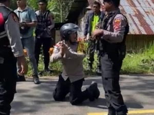 Viral! Polisi Berlutut di Tengah Massa Demi Cegah Bentrok Warga di Manggarai