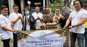 Peduli Terhadap Sesama, Komunitas KAWAN MANTAP Bagikan Telur dan Takjil di Alun-Alun Kota Cimahi.