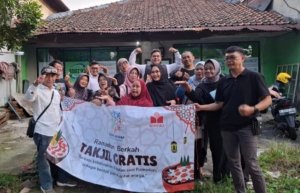 Bangun Komitmen Peduli Sesama, Komunitas KAWAN MANTAP Salurkan Telur dan Takjil Gratis Kepada Warga Baros Cimahi