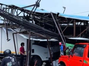 Papan Reklame Di Perempatan Buahbatu Bandung Roboh Akibat Hujan dan Angin Kencang.