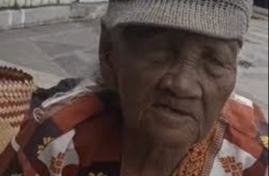 Viral! Video Nenek Penjual Sayur Ditipu Uang Mainan
