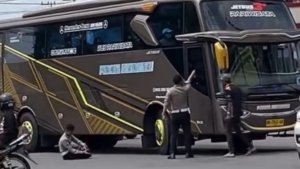 Viral Kaki Polisi Dilindas Bus Saat Atur Lalin, Ini Kronologinya (istimewa)