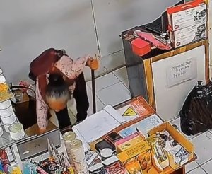 Seorang Nenek Diduga Curi HP dan Uang di Petshop Depok, Terekam CCTV (istimewa)