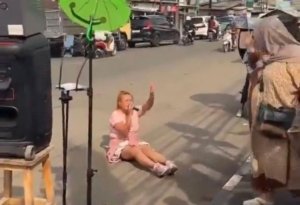 Viral Pinkan Mambo Live TikTok di Pinggir Jalan Lagi, Aksinya Tuai Pro dan Kontra (istimewa)