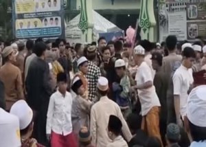Tangkapan layar keributan jemaah salat Id di Surabaya.