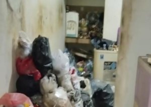 Tangkapan layar video kontrakan penuh sampah.