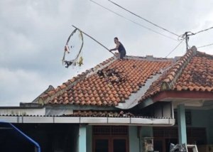 Balon Udara Berisi 100 Petasan Rusak Rumah Warga (foto/Polsek Tembalang).