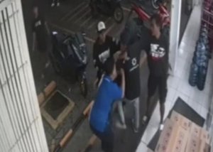 Rekaman CCTV Satpam Icon Mall Aniaya Pegawai Indomaret.