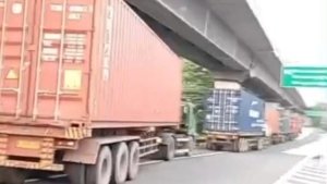Tangkapan layar truk sumbu 3 dikawal TNI di tol Japek.