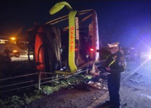 Bus Terguling di Tol Jombang-Mojokerto.